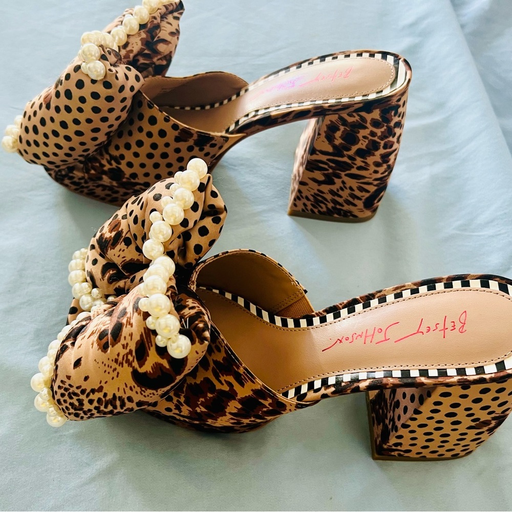 Womens Leopard Shoes with large Bow to include pearls. Size 8 1/2.